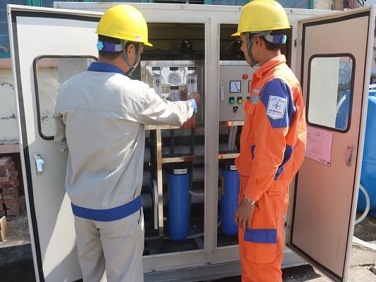 Đào tạo, huấn luyện công nhân trực tiếp vận hành máy rửa cách điện trên đường dây