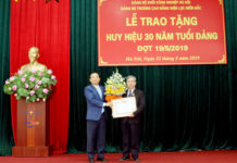 Lễ trao tặng Huy hiệu 30 năm tuổi Đảng