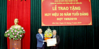 Lễ trao tặng Huy hiệu 30 năm tuổi Đảng
