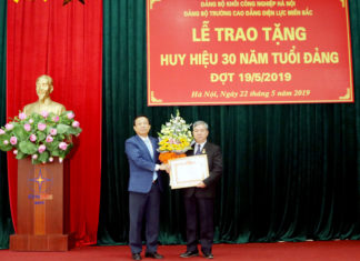 Lễ trao tặng Huy hiệu 30 năm tuổi Đảng