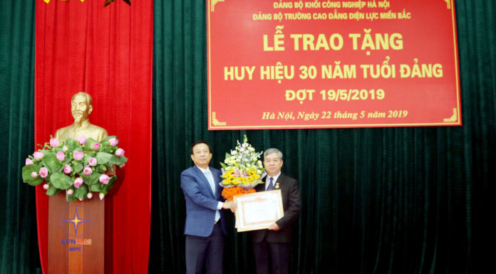 Lễ trao tặng Huy hiệu 30 năm tuổi Đảng