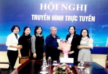 Lãnh đạo nhà trường tặng hoa và chúc mừng Ban nữ công nhân ngày Phụ nữ Việt nam 20- 10