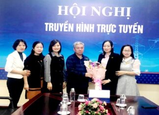 Lãnh đạo nhà trường tặng hoa và chúc mừng Ban nữ công nhân ngày Phụ nữ Việt nam 20- 10