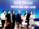 Lãnh đạo nhà trường tặng hoa và chúc mừng Ban nữ công nhân ngày Phụ nữ Việt nam 20- 10