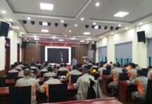 Trường Cao đẳng Điện lực miền Bắc tổ chức lớp đào tạo công nhân vệ sinh cách điện lưới điện phân phối đang mang điện bằng nước áp lực cao tại Công ty Điện lực Điện Biên