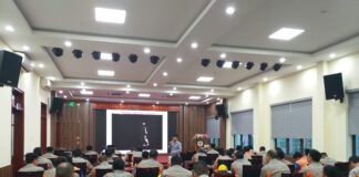 Trường Cao đẳng Điện lực miền Bắc tổ chức lớp đào tạo công nhân vệ sinh cách điện lưới điện phân phối đang mang điện bằng nước áp lực cao tại Công ty Điện lực Điện Biên