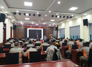 Trường Cao đẳng Điện lực miền Bắc tổ chức lớp đào tạo công nhân vệ sinh cách điện lưới điện phân phối đang mang điện bằng nước áp lực cao tại Công ty Điện lực Điện Biên