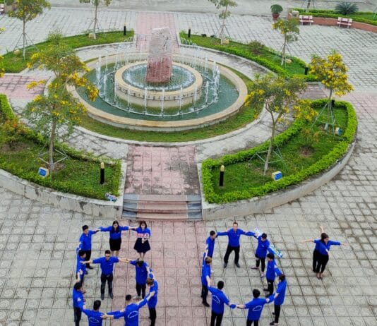 Đoàn viên sinh viên Trường cao đẳng Điện lực miền Bắc tích cực tuyên truyền hưởng ứng Giờ Trái đất năm 2021