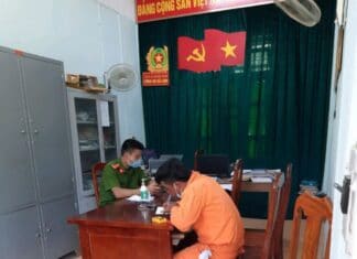 Mặc đồ công nhân điện lực đi bán dây điện, gặp công nhân điện lực thật thì… bỏ chạy