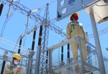 Nắng nóng, dịch bệnh và nỗi niềm thợ điện