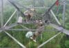 Công nhân đu mình thay sứ đường dây 500 kV
