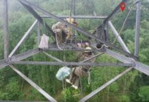 Công nhân đu mình thay sứ đường dây 500 kV