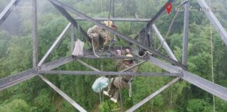 Công nhân đu mình thay sứ đường dây 500 kV