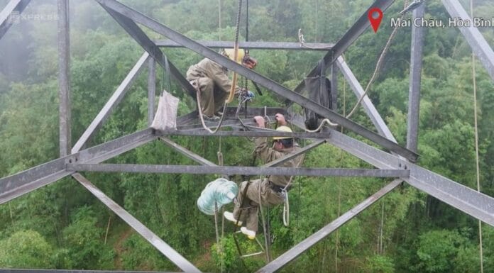 Công nhân đu mình thay sứ đường dây 500 kV