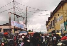 Đứt dây cáp điện cao thế ở chợ Congo, 26 người tử nạn