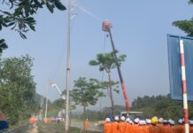 NEPC tổ chức lớp đào tạo vệ sinh cách điện lưới điện đang mang điện bằng nước áp lực cao cho công nhân Công ty Điện lực Yên Bái