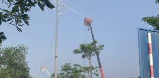 NEPC tổ chức lớp đào tạo vệ sinh cách điện lưới điện đang mang điện bằng nước áp lực cao cho công nhân Công ty Điện lực Yên Bái