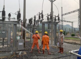 Đào tạo, tập huấn vệ sinh cách điện bằng nước áp lực cao cho PC Sơn La