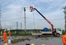 Trường Cao đẳng Điện lực miền Bắc tổ chức Lớp đào tạo công nhân vệ sinh cách điện lưới điện phân phối đang mang điện bằng nước áp lực cao cho công ty Điện lực Bắc Ninh