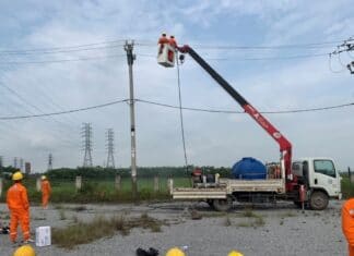 Trường Cao đẳng Điện lực miền Bắc tổ chức Lớp đào tạo công nhân vệ sinh cách điện lưới điện phân phối đang mang điện bằng nước áp lực cao cho công ty Điện lực Bắc Ninh