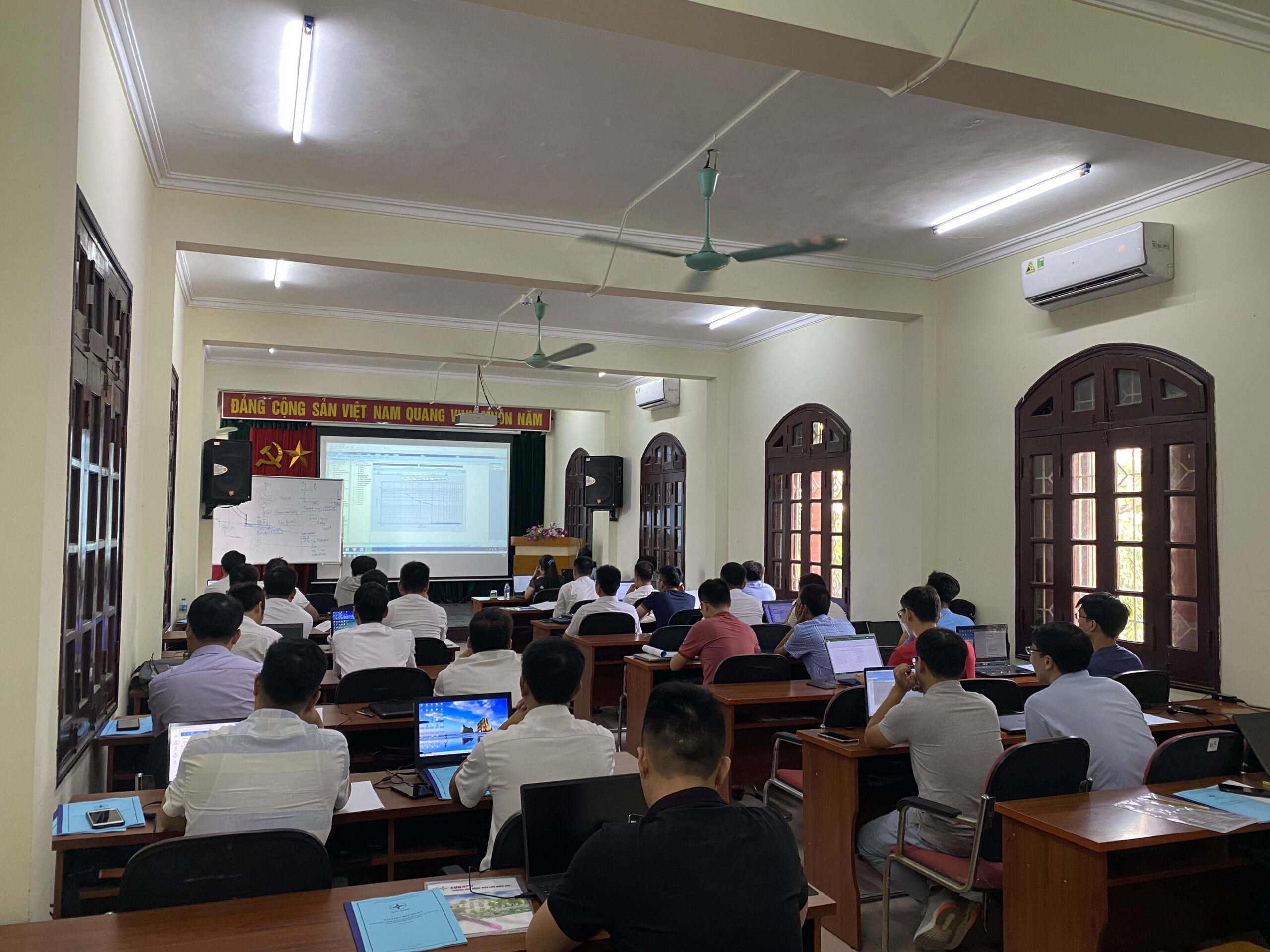 NEPC tổ chức lớp bồi huấn kiến thức tính toán, cài đặt phiếu chỉnh định rơle bảo vệ cho kỹ sư phương thức các đơn vị trong NPC