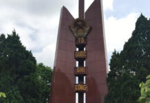 Đoàn thanh niên nhà trường tổ chức lễ viếng, dâng hương, dang hoa tưởng niệm các anh hùng liệt sĩ đã hi sinh tại Nghĩa trang xã Tân Dân