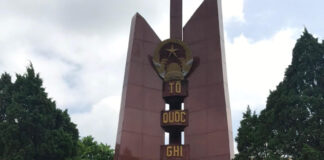 Đoàn thanh niên nhà trường tổ chức lễ viếng, dâng hương, dang hoa tưởng niệm các anh hùng liệt sĩ đã hi sinh tại Nghĩa trang xã Tân Dân