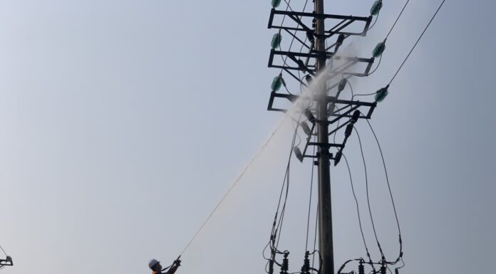 NEPC tổ chức lớp đào tạo vệ sinh cách điện lưới điện đang mang điện bằng nước áp lực cao cho công nhân Công ty TNHH MTV Điện lực Hải Dương