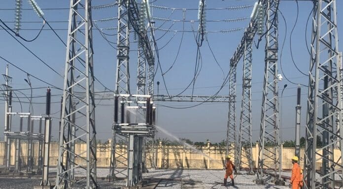 NEPC tổ chức lớp đào tạo vệ sinh cách điện lưới điện đang mang điện bằng nước áp lực cao cho công nhân Công ty Điện lực Hưng Yên