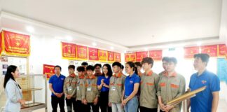 ĐOÀN THANH NIÊN CỘNG SẢN HỒ CHÍ MINH TRƯỜNG CAO ĐẲNG ĐIỆN LỰC MIỀN BẮC THĂM QUAN, HỌC TẬP TẠI PHÒNG TRUYỀN THỐNG NHÀ TRƯỜNG