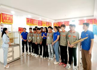 ĐOÀN THANH NIÊN CỘNG SẢN HỒ CHÍ MINH TRƯỜNG CAO ĐẲNG ĐIỆN LỰC MIỀN BẮC THĂM QUAN, HỌC TẬP TẠI PHÒNG TRUYỀN THỐNG NHÀ TRƯỜNG