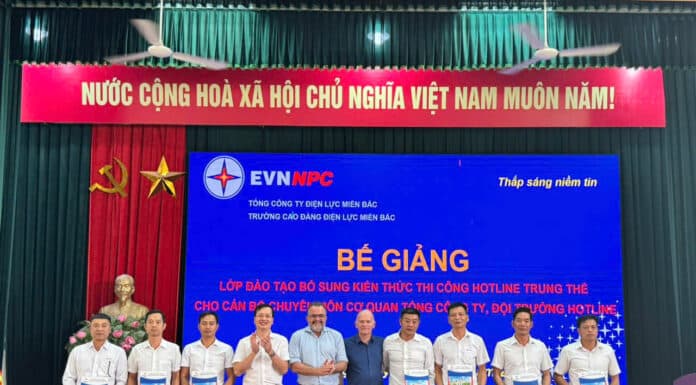 Trường Cao đẳng Điện lực miền Bắc tổ chức thành công khóa đào tạo bổ sung kiến thức thi công hotline trung thế