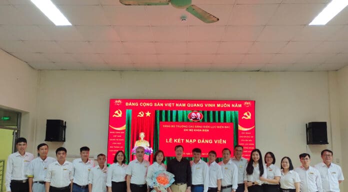 Đảng bộ Trường Cao đẳng Điện lực miền Bắc tổ chức kết nạp 4 Đảng viên mới