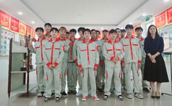 ĐOÀN THANH NIÊN CỘNG SẢN HỒ CHÍ MINH TRƯỜNG CAO ĐẲNG ĐIỆN LỰC MIỀN BẮC THĂM QUAN, HỌC TẬP TẠI PHÒNG TRUYỀN THỐNG NHÀ TRƯỜNG