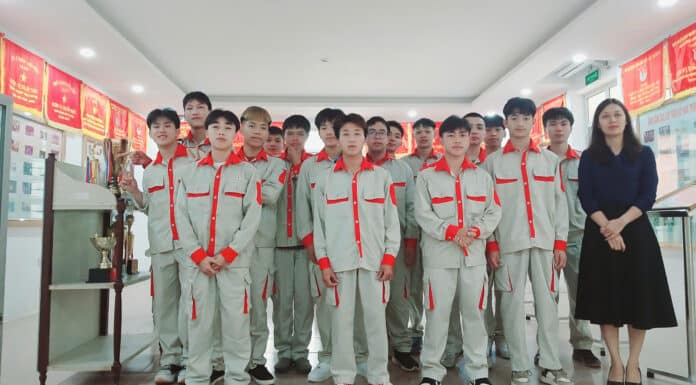 ĐOÀN THANH NIÊN CỘNG SẢN HỒ CHÍ MINH TRƯỜNG CAO ĐẲNG ĐIỆN LỰC MIỀN BẮC THĂM QUAN, HỌC TẬP TẠI PHÒNG TRUYỀN THỐNG NHÀ TRƯỜNG