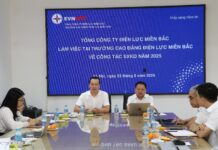 Ông Lê Đình Lượng Thành viên HĐTV EVNNPC cùng đoàn công tác EVNNPC làm việc tại Trường Cao đẳng Điện lực miền Bắc