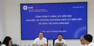 Ông Lê Đình Lượng Thành viên HĐTV EVNNPC cùng đoàn công tác EVNNPC làm việc tại Trường Cao đẳng Điện lực miền Bắc