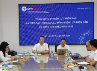 Ông Lê Đình Lượng Thành viên HĐTV EVNNPC cùng đoàn công tác EVNNPC làm việc tại Trường Cao đẳng Điện lực miền Bắc