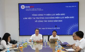 Ông Lê Đình Lượng Thành viên HĐTV EVNNPC cùng đoàn công tác EVNNPC làm việc tại Trường Cao đẳng Điện lực miền Bắc
