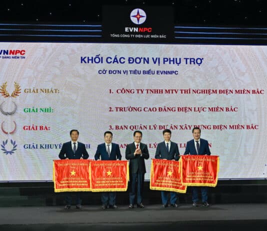 Trường Cao đẳng Điện lực miền Bắc được EVNNPC tặng Cờ đơn vị tiêu biểu năm 2025