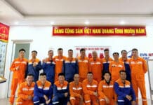 Học viên lớp Hotline Trung thế 22kV tham quan Phòng Truyền thống Trường Cao đẳng Điện lực miền Bắc
