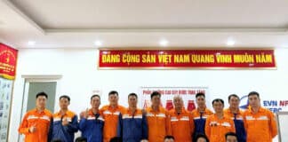 Học viên lớp Hotline Trung thế 22kV tham quan Phòng Truyền thống Trường Cao đẳng Điện lực miền Bắc