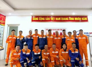 Học viên lớp Hotline Trung thế 22kV tham quan Phòng Truyền thống Trường Cao đẳng Điện lực miền Bắc