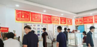 TÂN SINH VIÊN LỚP CĐQL3 K60 THAM QUAN PHÒNG TRUYỀN THỐNG TRƯỜNG CAO ĐẲNG ĐIỆN LỰC MIỀN BẮC