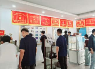TÂN SINH VIÊN LỚP CĐQL3 K60 THAM QUAN PHÒNG TRUYỀN THỐNG TRƯỜNG CAO ĐẲNG ĐIỆN LỰC MIỀN BẮC