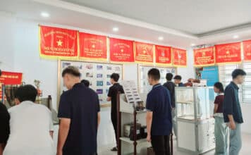 TÂN SINH VIÊN LỚP CĐQL3 K60 THAM QUAN PHÒNG TRUYỀN THỐNG TRƯỜNG CAO ĐẲNG ĐIỆN LỰC MIỀN BẮC